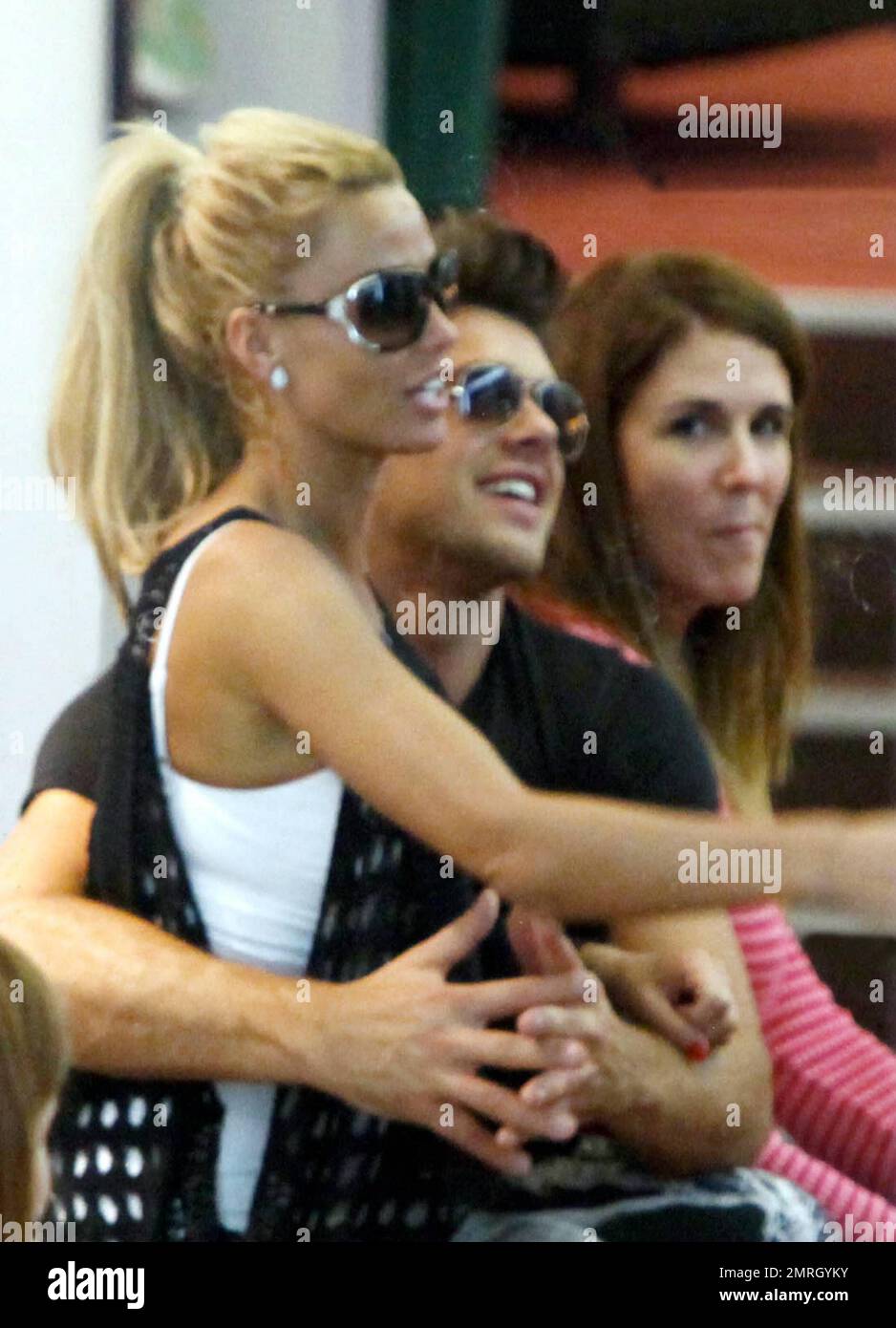 Nach der Ankunft mit einem Flug aus Großbritannien verbrachte Modell Katie Price (alias Jordan) den Tag mit ihrem Freund Leandro Penna. Die beiden haben in Puerto Madero mit Assistenten und Freunden einen Happen zu essen bekommen und haben später einige Sportschuhe und andere Dinge in einem lokalen Einkaufszentrum gekauft. Price und Penna sahen sehr glücklich aus, zusammen zu sein und konnten ihre Hände nicht voneinander lassen. Penna hielt seine Arme um sie, während sie auf seinem Schoß saß und spazierte. Obwohl das Paar nicht sehr gut die Sprachen des anderen spricht, scheint es ihr Liebesleben nicht zu behindern. Katie soll es sein Stockfoto