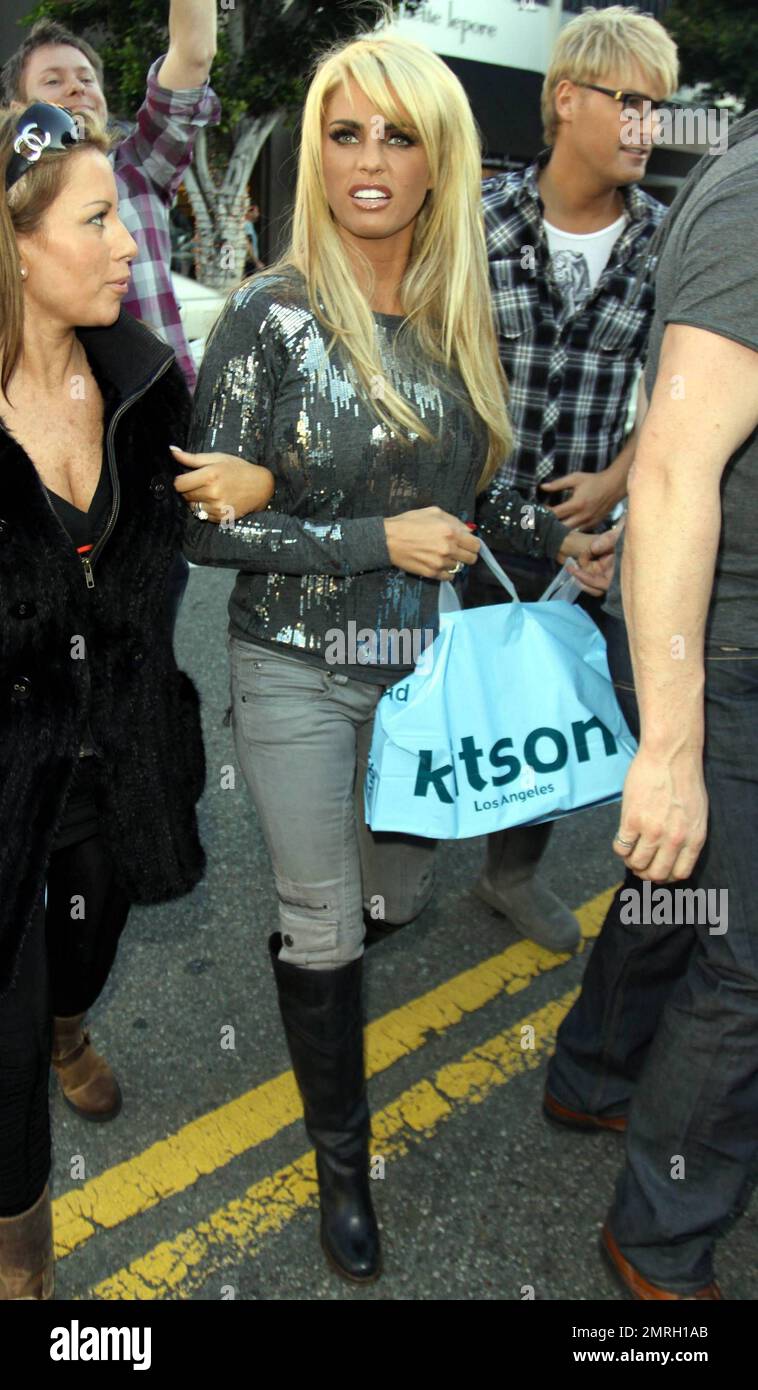 Die frisch blonde Katie Price (auch bekannt als Jordan) verbringt ihren Tag mit einem Gefolge auf dem Robertson Blvd. Die Gruppe hielt auch im Ivy an oder irgendeinem Mittagessen vor der Überschrift o. Es wurde berichtet, dass Price Gerüchte über Eheprobleme ausgelöst hat, die kürzlich bei der WBA-Superleichtgewichtigen Nacht des Boxers Amir Khan gesehen wurden. Laut Berichten wurde Katies Ehemann Alex Reid auch vor ein paar Tagen mit einer jungen Brünette gesehen. Los Angeles, Kalifornien. 12/13/10. Stockfoto