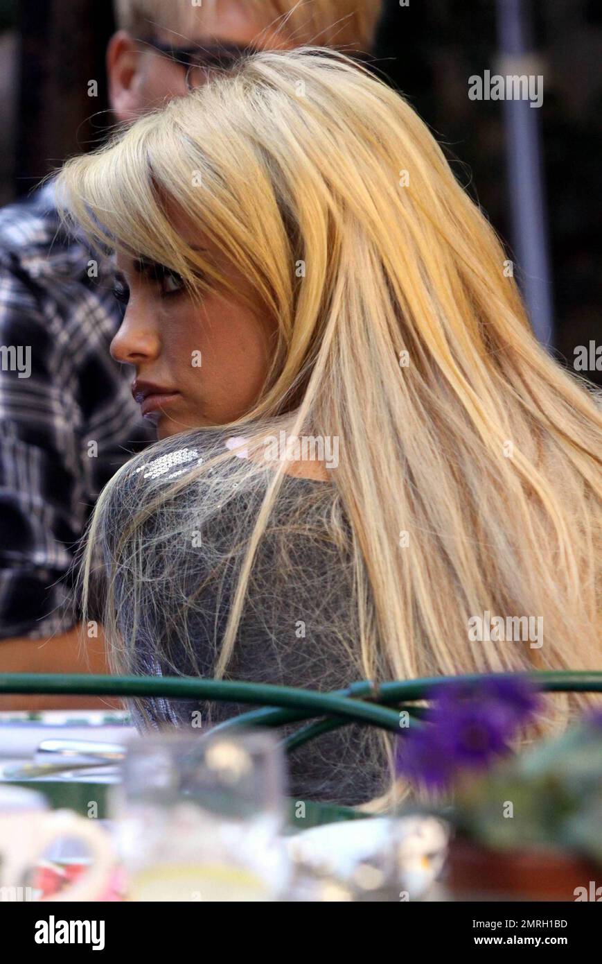 Die frisch blonde Katie Price (auch bekannt als Jordan) verbringt ihren Tag mit einem Gefolge auf dem Robertson Blvd. Die Gruppe hielt auch im Ivy an oder irgendeinem Mittagessen vor der Überschrift o. Es wurde berichtet, dass Price Gerüchte über Eheprobleme ausgelöst hat, die kürzlich bei der WBA-Superleichtgewichtigen Nacht des Boxers Amir Khan gesehen wurden. Laut Berichten wurde Katies Ehemann Alex Reid auch vor ein paar Tagen mit einer jungen Brünette gesehen. Los Angeles, Kalifornien. 12/13/10. Stockfoto
