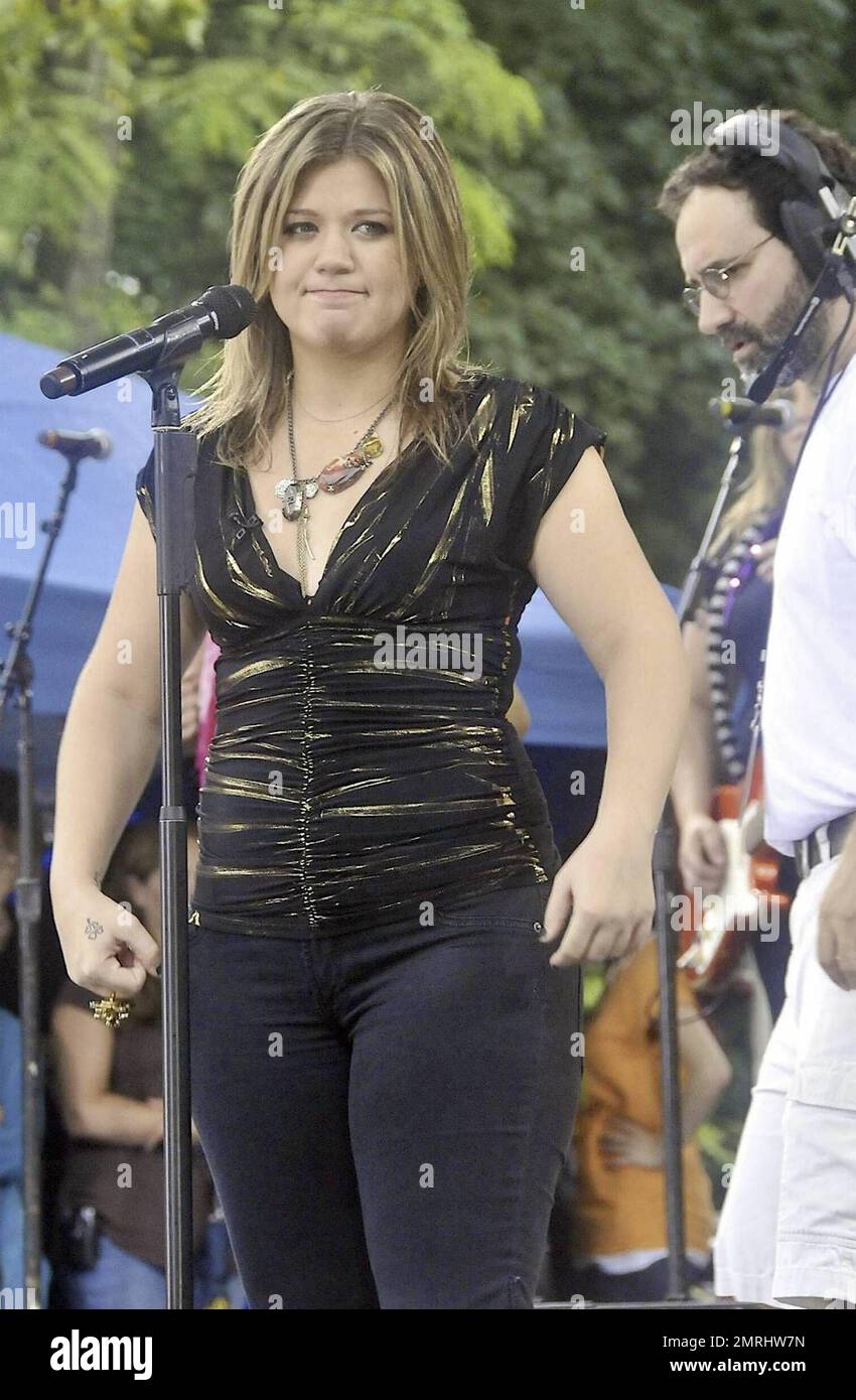 Kelly Clarkson tritt live auf der Central Park Summer Stage im Rahmen der Good Morning America Summer Concert Series auf. Clarkson trat barfuß vor einer Menge von mehreren hundert Fans auf, die stundenlang bei starkem Regen warteten, um ihre Leistung zu sehen. Kurz vor ihrem Auftritt regnete es, damit das Publikum die Show genießen konnte. New York, NY. 7/31/09. Stockfoto