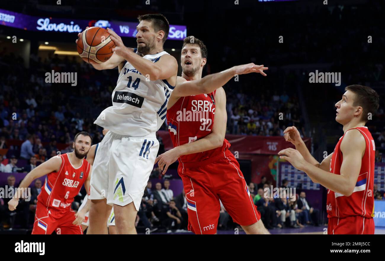 Serbia's Ognjen Kuzmic, center right, challenges Slovenia's Gasper Vidmar, center left, during their Eurobasket European Basketball Championship final match in Istanbul, Sunday, Sept. 17. 2017. (AP Photo/Thanassis Stavrakis) Stockfoto