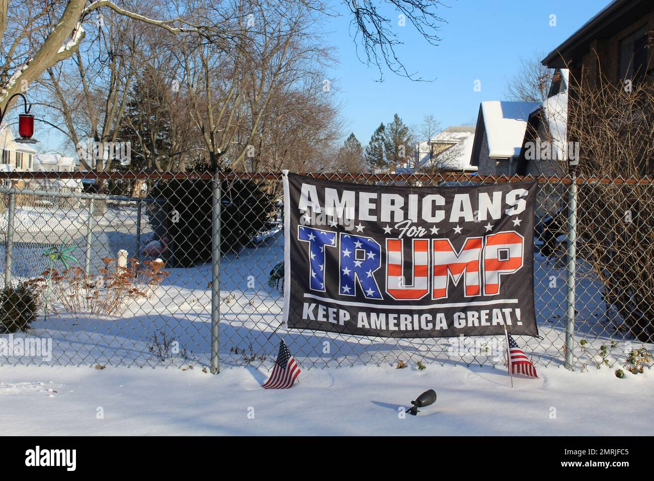 An einem sonnigen Tag in des Plaines, Illinois, halten Amerikaner im Winter die große Flagge Stockfoto