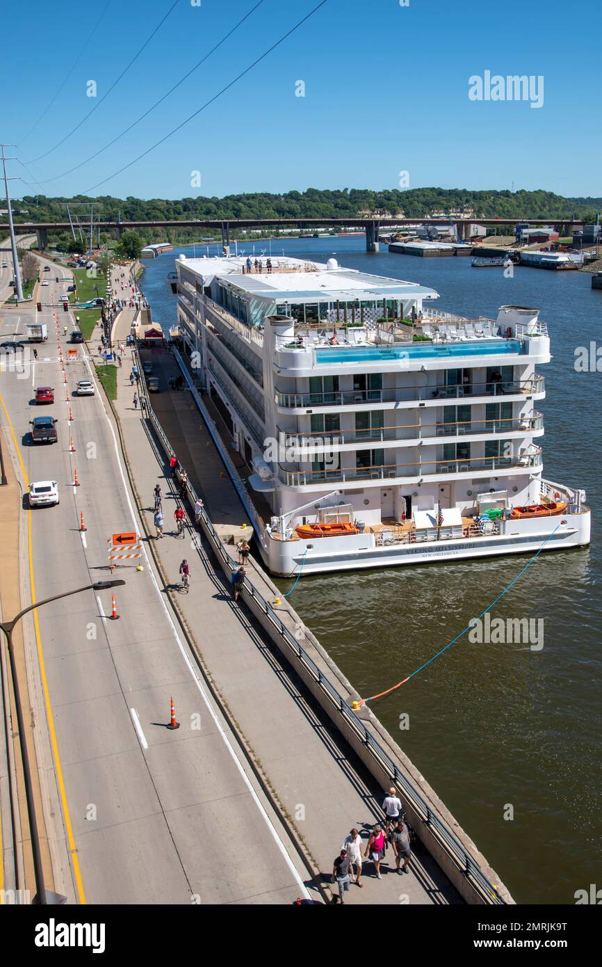 St. Paul, Minnesota. Die erste Tour der Wikinger-Mississippi-Kreuzfahrt. Von St. Louis nach St. Paul. Das Kreuzfahrtschiff mit 368 Passagieren wurde in Custum gebaut Stockfoto