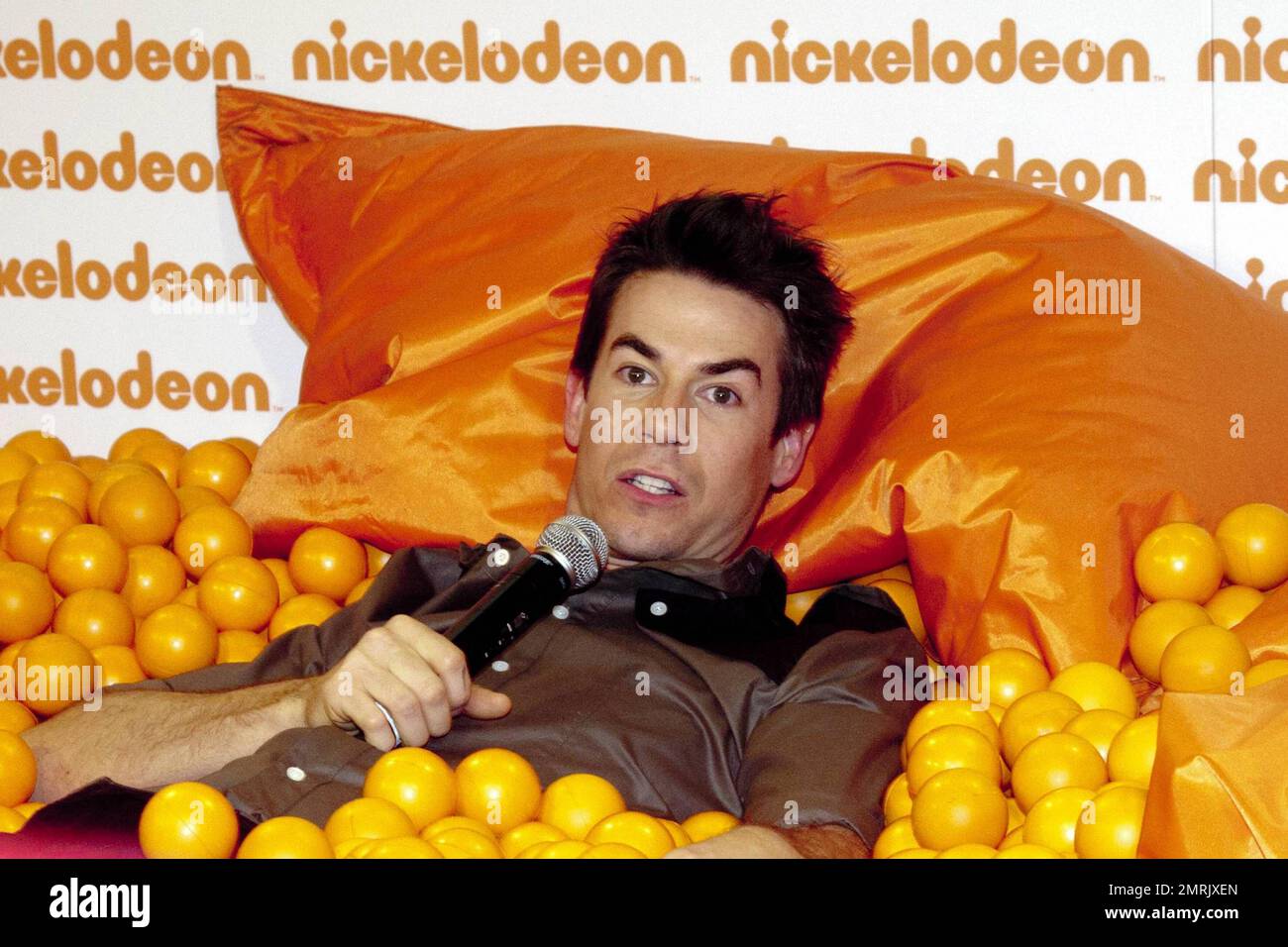 Austragungsort der Nickelodeon Australia's Kids Choice Awards 2010, US-Schauspieler Jerry Trainor tanzt vor der Veranstaltung mit der Finalistin Karen Wong aus Singapur in einem Spielfeld herum. Sydney, Australien. 10/8/10. Stockfoto