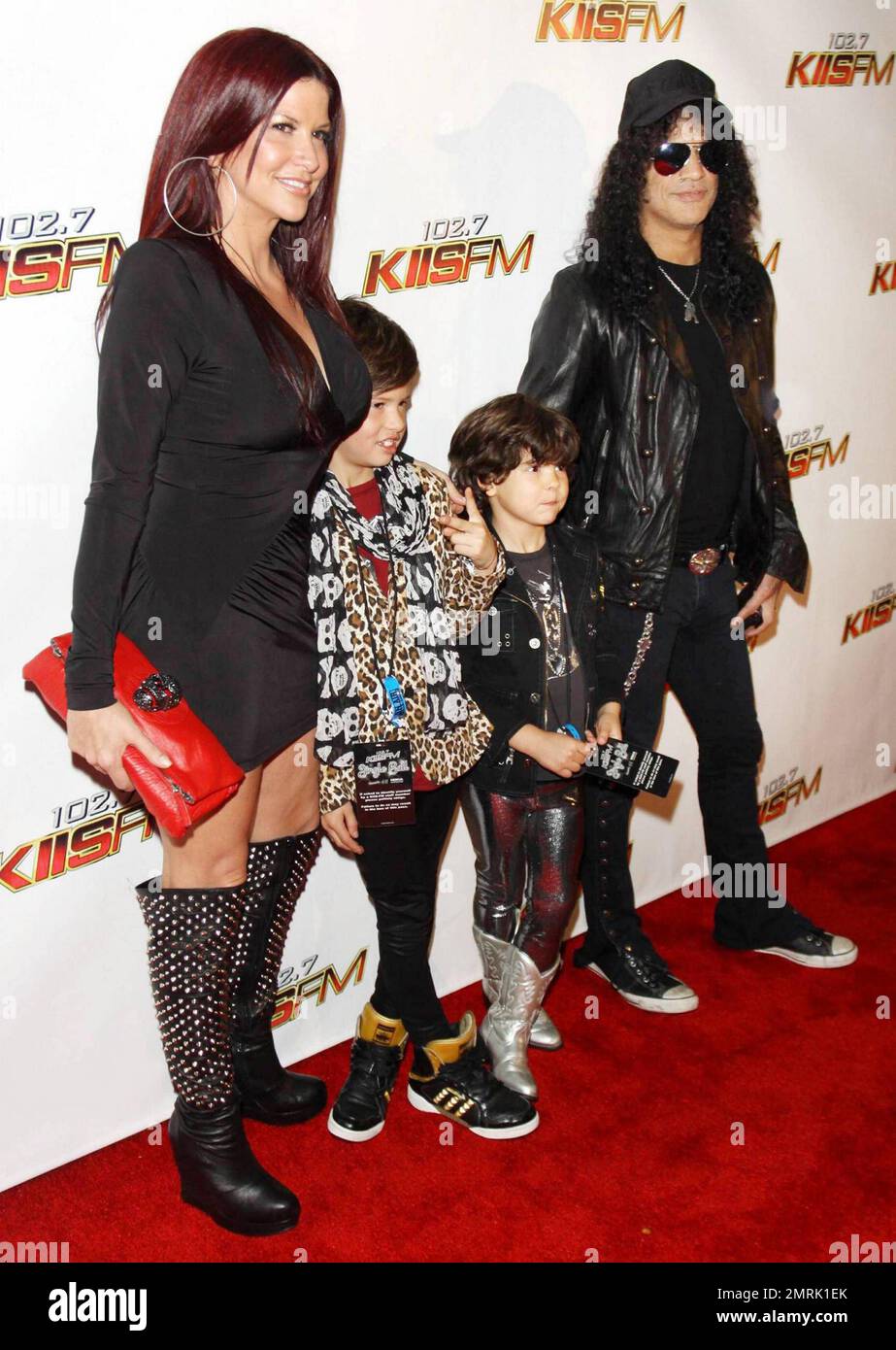 Slash mit Frau Perla Ferrar und ihren Söhnen London und Cash auf dem roten Teppich während des KISS FM Jingle Ball 2010 im Nokia Theatre. Los Angeles, Kalifornien. 12/05/10. Stockfoto