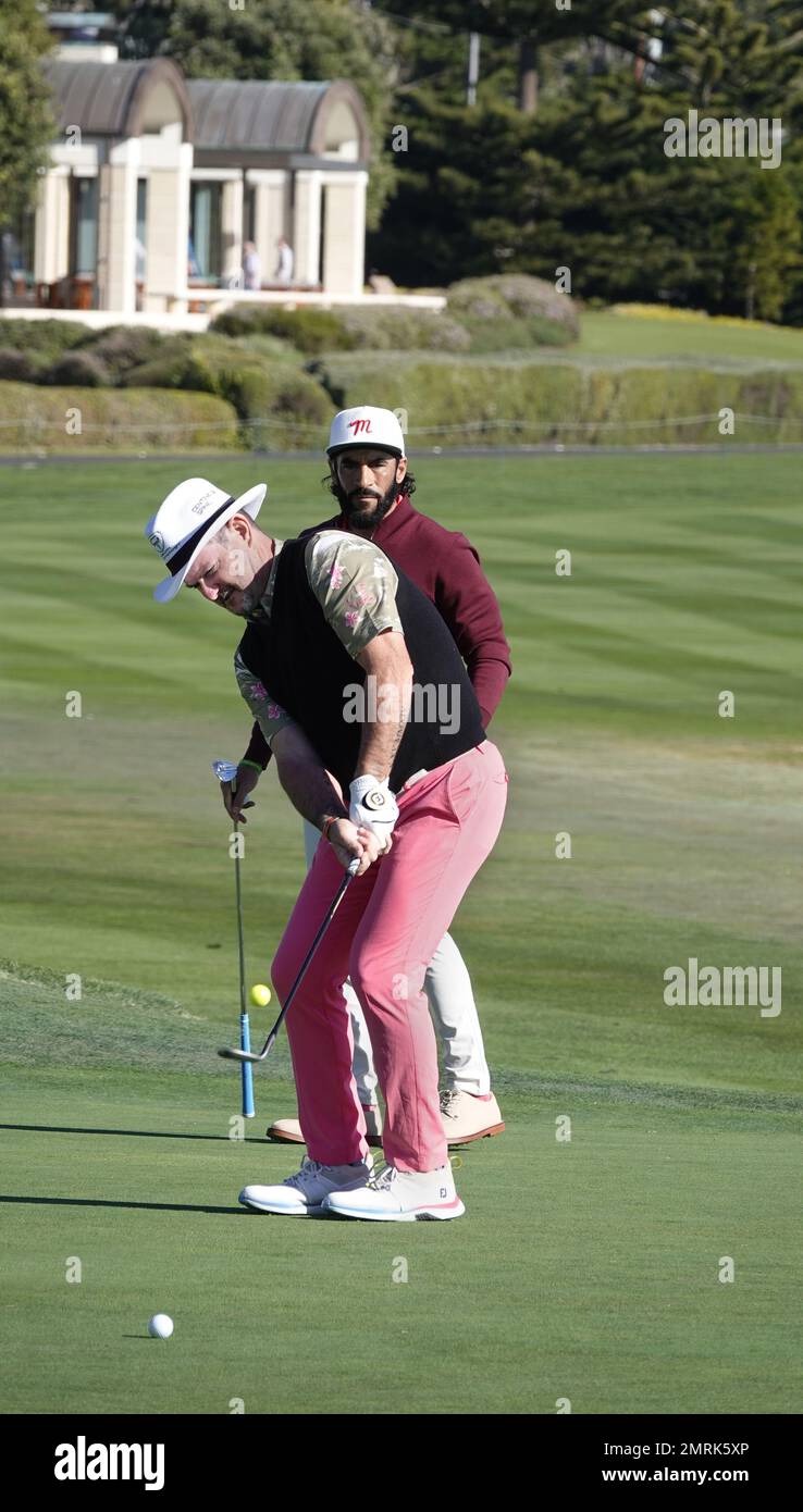 Pebble Beach, Kalifornien, USA. 31. Januar 2023. Manolo Vega beobachtet Rory Sabbatini in der Praxis vor dem AT&T Pro-am 2023, PGA Tour Golf Event. Hier auf dem berühmten 18. Green am Pebble Beach Links Credit: Motofoto/Alamy Live News Stockfoto