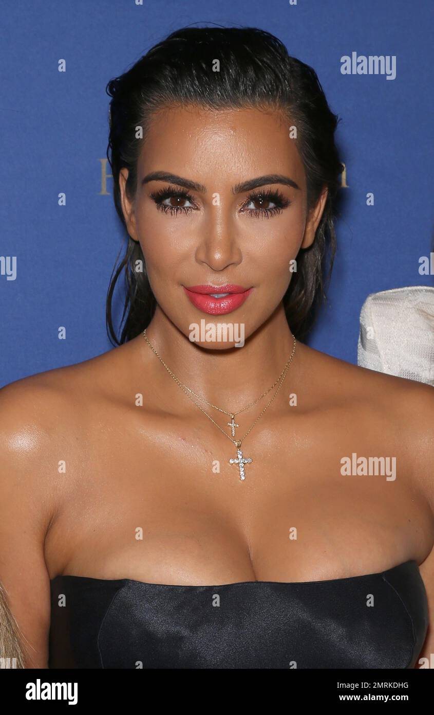 Kim Kardashian veranstaltet eine Nacht im Hakkasan Nightclub im MGM Grand in Las Vegas, Nevada. Kim sah umwerfend aus in einem trägerlosen Mitternachtskleid mit geschwungenem Haar. 22. Juli 2016. Stockfoto