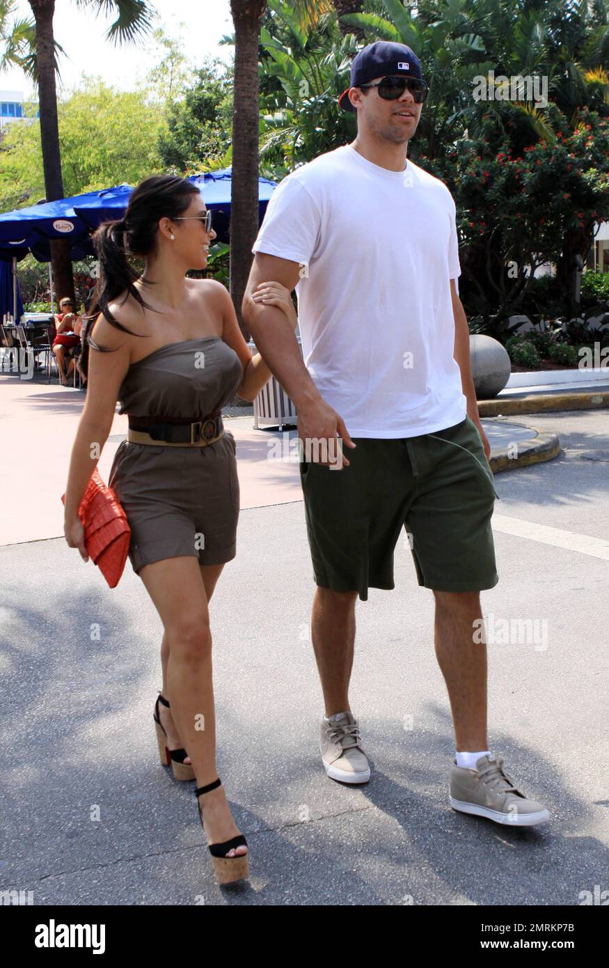 Kim Kardashian und ihr Freund Kris Humphries verbringen den Nachmittag in  South Beach auf der Suche nach einem neuen Standort für den Kardashian  Familienladen Dash, der sich derzeit in der Washington Avenue