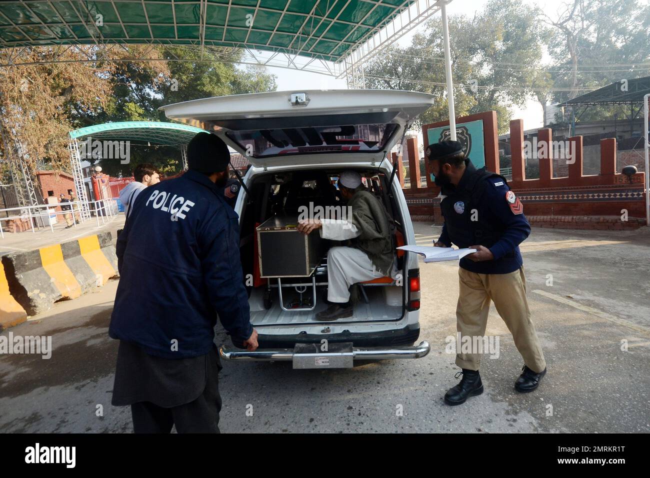 Peshawar, Khyber Pakhtunkhwa, Pakistan. 31. Januar 2023. Pakistanische Sicherheitsbeamte inspizieren den Tatort einen Tag nach einem Selbstmordattentat auf eine Moschee in Polizeilinien in Peshawar, Provinz KPK. Die Zahl der Todesopfer durch die Selbstmordattentate hat 92 erreicht, sagte die Polizei am 31. Januar. Die meisten Opfer des Angriffs, eines der tödlichsten Opfer, die jemals bei den Strafverfolgungsbehörden in der Geschichte Pakistans inszeniert wurden, sind Polizisten und andere Mitglieder der Sicherheitskräfte. (Kreditbild: © Hussain Ali/Pacific Press via ZUMA Press Wire) NUR REDAKTIONELLE VERWENDUNG! Nicht für den kommerziellen GEBRAUCH! Stockfoto