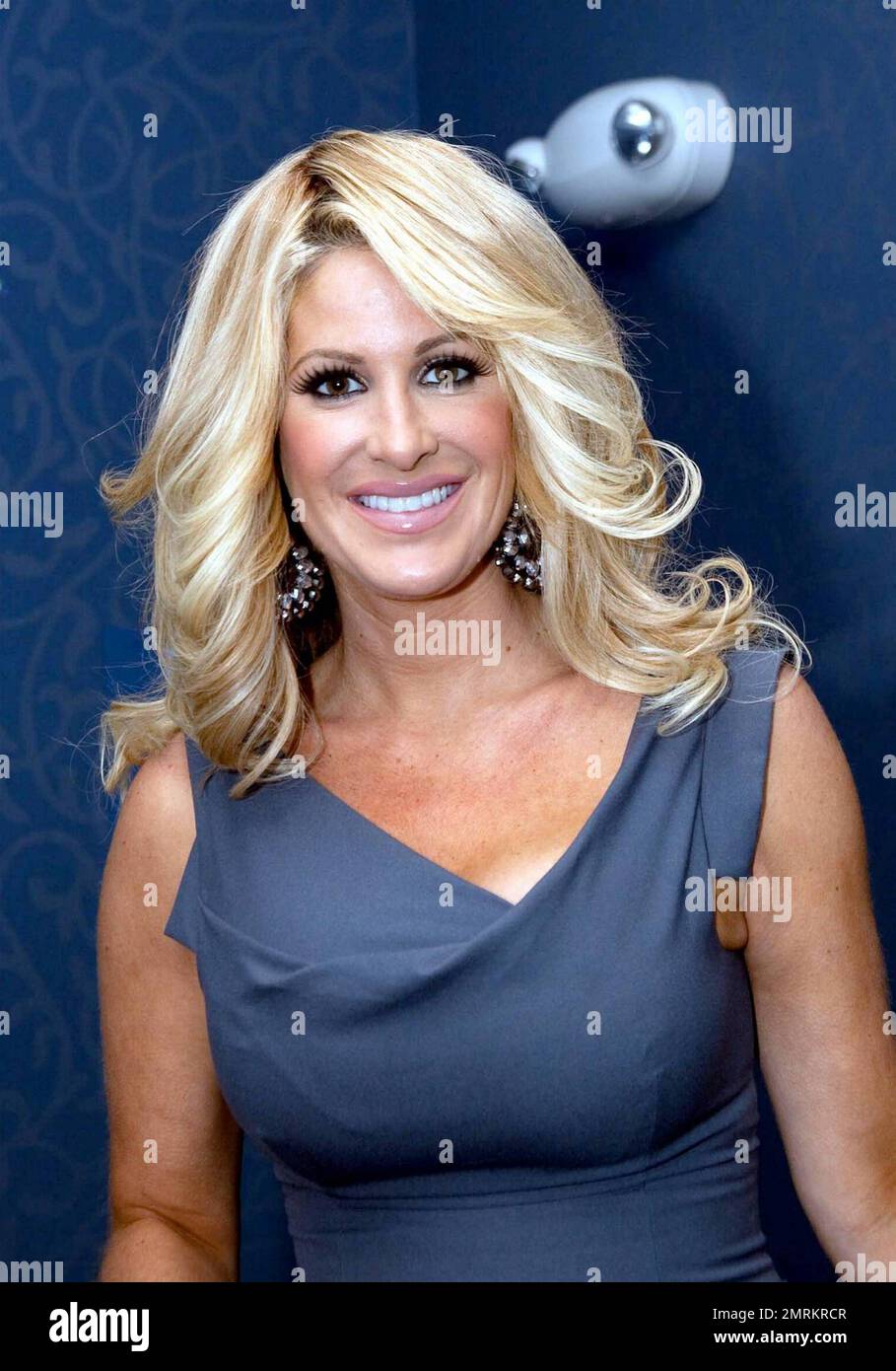 EXKLUSIV!! Der Star Kim Zolciak, „Real Housewives of Atlanta“, tritt live aus dem Elixir Room im ALOFT Hotel auf der My106,1. Tanzparty auf. Während der Veranstaltung führte Kim ihre Hit-Single „Tardy for the Party“ auf. Mt. Laurel, NJ 11/5/09. Stockfoto