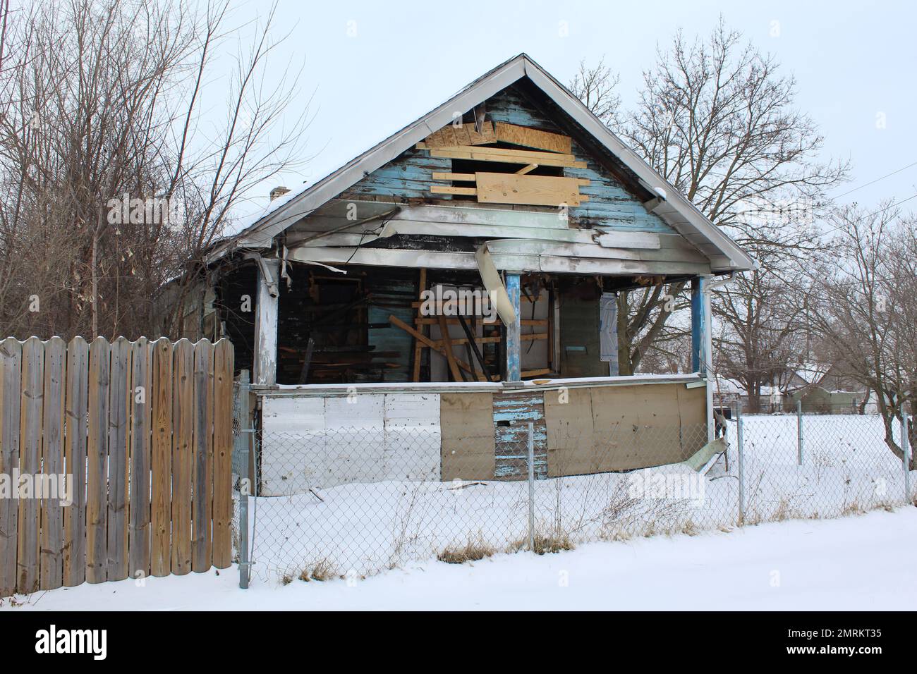 Verlassenes Haus in Flint, Michigan, im Winter mit einem schäbigen Vorstandsjob Stockfoto