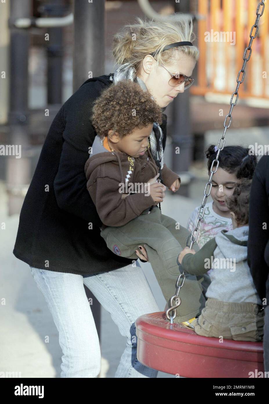 Heidi Klum nimmt ihre Tochter Leni und zwei Söhne Henry und Johan mit in  den Park. Die Kinder spielten gerne auf einer Schaukel, als ihre Mutter sie  schubste. Brentwood, Kalifornien, 111007 Stockfotografie -