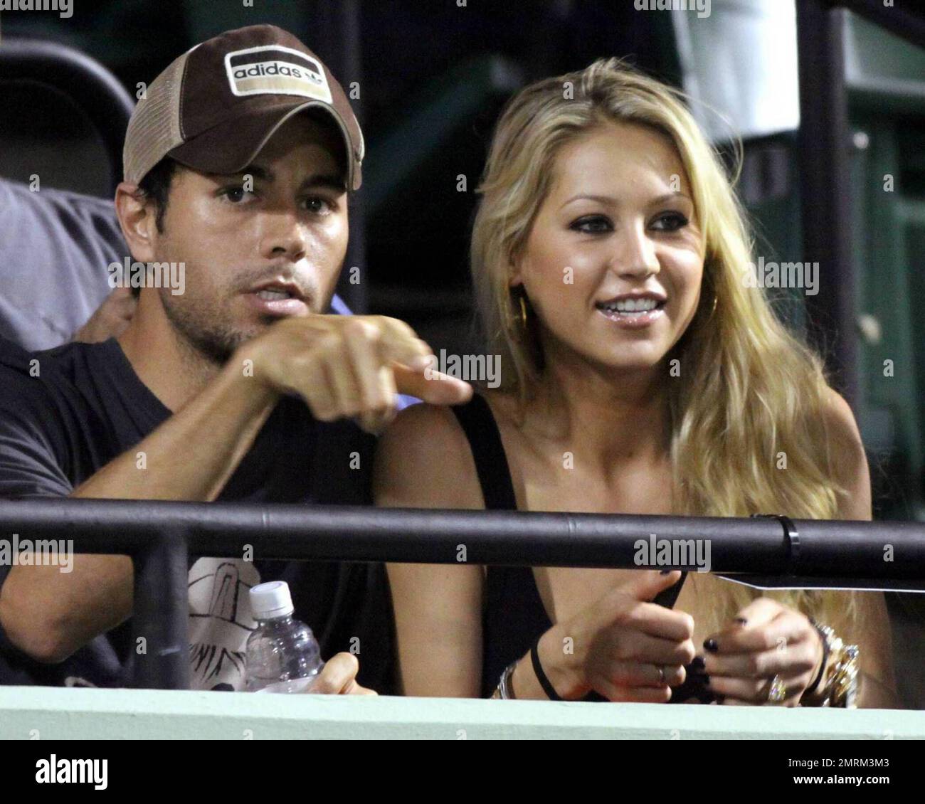 Anna Kournikova und ihr Freund Enrique Iglesias küssen sich, während sie zusehen, wie Serena Williams ihre Schwester Venus bei den Sony Ericsson Open im Crandon Park Tennis Center besiegt. Anna und Enrique waren sehr intim und schienen sehr verliebt zu sein, da sie das Spiel zusammen in Key Biscayne, FL, genossen. 4/02/09. . . Stockfoto