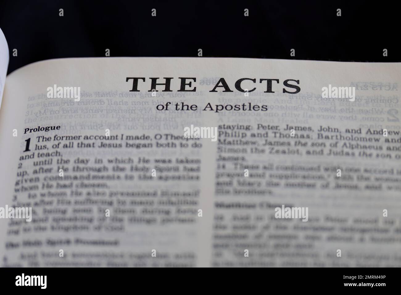 Eine Nahaufnahme von "The Acts of the Apostles" in der Heiligen Bibel Stockfoto