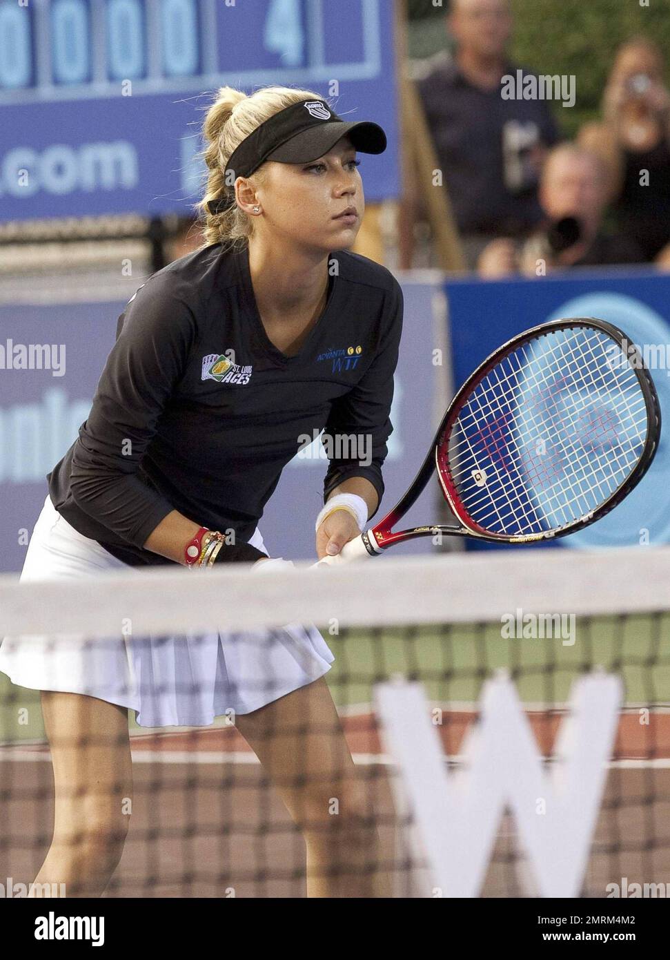 Anna Kournikova spielt im Doppel-Spiel der Frauen mit dem St. Louis Aces während ihres Spiels gegen die Boston Hummer im WTT Professional Tennis League-Turnier im Ferncroft Country Club. Die Aces haben das Spiel 5-1 verloren. Während des Spiels stritt Anna Berichten zufolge kurz mit einem Richter über einen Anruf, der außerhalb des zulässigen Bereichs lag, und nach dem Spiel saß sie an der Seitenlinie und unterhielt sich mit einem Freund. Während er dort war, kam ein Mann vorbei und sagte etwas, das den Tennis-Superstar verunsichert zu haben schien. Sie hatten eine hitzige Diskussion, bevor der Cheftrainer den Mann zum Gehen bestellte, da die Situation eine Szene verursachte. Stockfoto