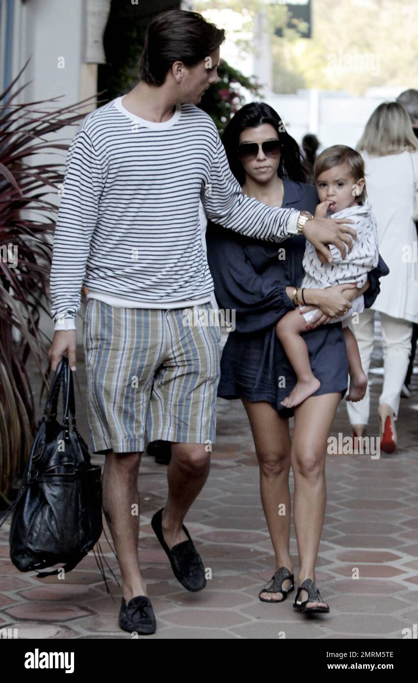 Kourtney Kardashian mit Partner Scott Disick und ihrem Sohn Mason Dash Disick sahen, wie er Taverna Tony's Restaurant in Malibu, Kalifornien, verließ. 14. August 2011. Stockfoto