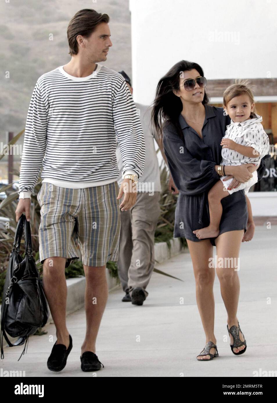 Kourtney Kardashian mit Partner Scott Disick und ihrem Sohn Mason Dash Disick sahen, wie er Taverna Tony's Restaurant in Malibu, Kalifornien, verließ. 14. August 2011. Stockfoto