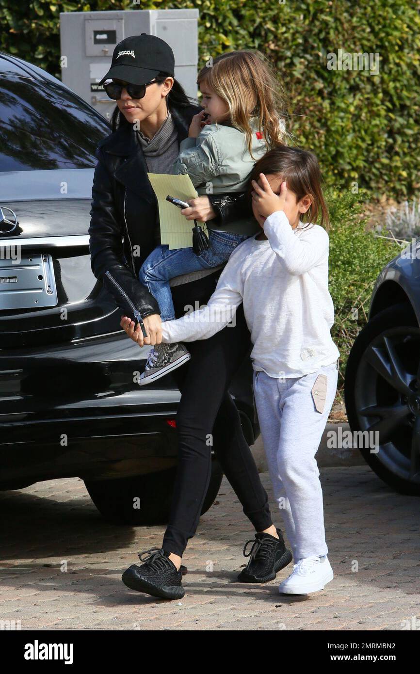 Kourtney Kardashian brachte die Kinder dazu, Freunde zu besuchen und dann in der Taverna Tony in Malibu zu Mittag zu essen. Los Angeles, Kalifornien. 4. Januar 2016 Stockfoto