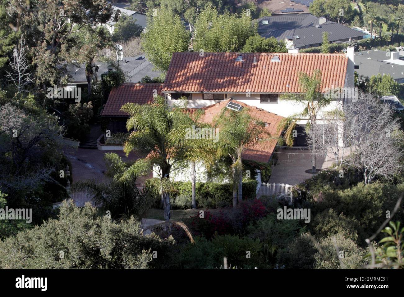 Es wird berichtet, dass das Studio City-Haus von Kristen Bell, das sich im Januar in Besitz der Bank befand, von „Forgetting Sarah Marshall“, „Gossip Girl“, „Veronica Mars“ und „House of Lies“ mit Stars Kristen Bell zwangsvollstreckt wurde. Bell kaufte das Haus im November 2006 für $3,1 Millionen Dollar. Es liegt auf 2,6 Morgen Land am Ende einer langen privaten Fahrt, die mit zwei anderen Häusern geteilt wird. Los Angeles, Kalifornien. 10. Februar 2012 Stockfoto