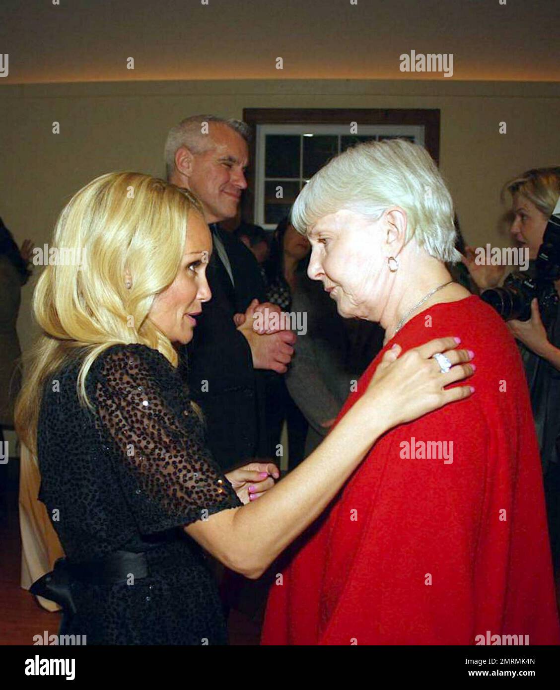 Kristin Chenoweth unterhält sich mit Joanne Woodward nach einem