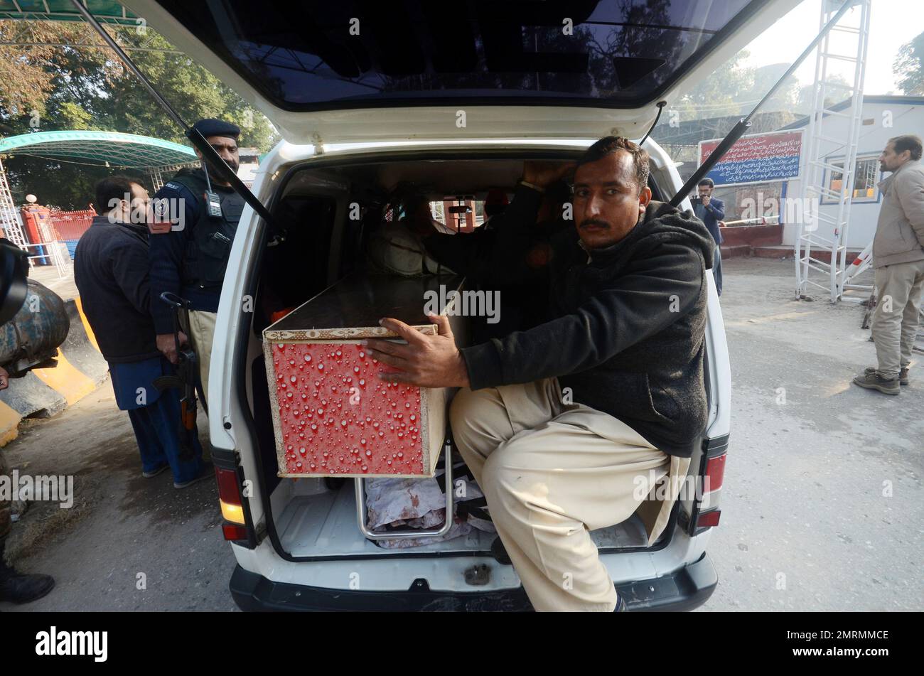Peshawar, Khyber Pakhtunkhwa, Pakistan. 31. Januar 2023. Pakistanische Sicherheitsbeamte inspizieren den Tatort einen Tag nach einem Selbstmordattentat auf eine Moschee in Polizeilinien in Peshawar, Provinz KPK. Die Zahl der Todesopfer durch die Selbstmordattentate hat 92 erreicht, sagte die Polizei am 31. Januar. Die meisten Opfer des Angriffs, eines der tödlichsten Opfer, die jemals bei den Strafverfolgungsbehörden in der Geschichte Pakistans inszeniert wurden, sind Polizisten und andere Mitglieder der Sicherheitskräfte. (Kreditbild: © Hussain Ali/Pacific Press via ZUMA Press Wire) NUR REDAKTIONELLE VERWENDUNG! Nicht für den kommerziellen GEBRAUCH! Stockfoto