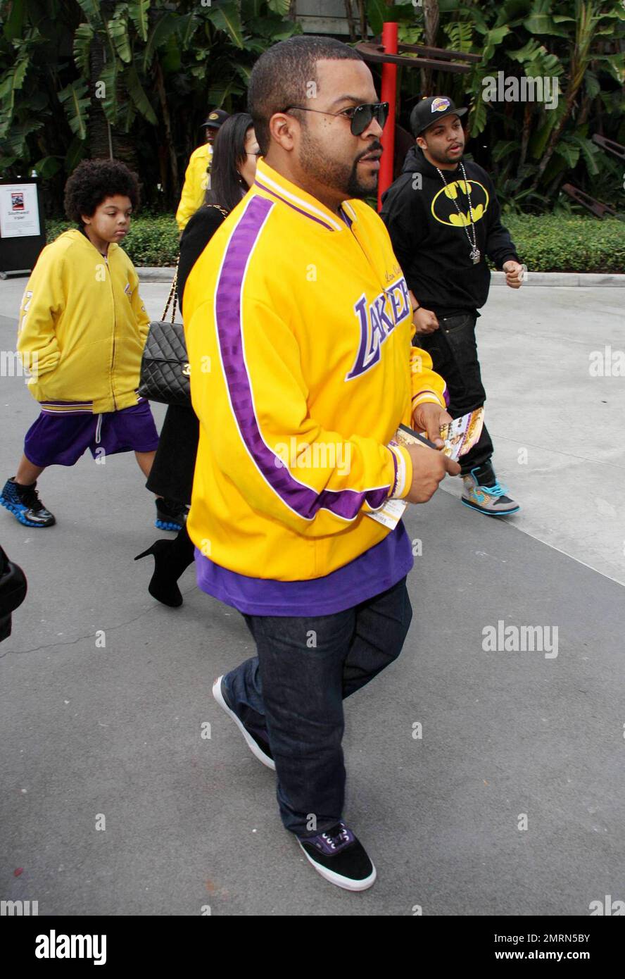 Ice Cube (O'Shea Jackson) kommt im Staples Center an, um das Basketballspiel LA Lakers vs. Miami Heat am ersten Weihnachtsfeiertag zu besuchen. Los Angeles, Kalifornien. 12/25/10. Stockfoto