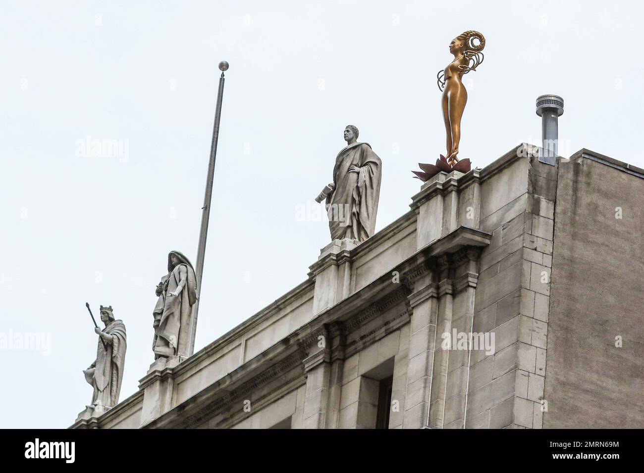 Auf dem New Yorker Gerichtsgebäude wurde eine neue Statue für