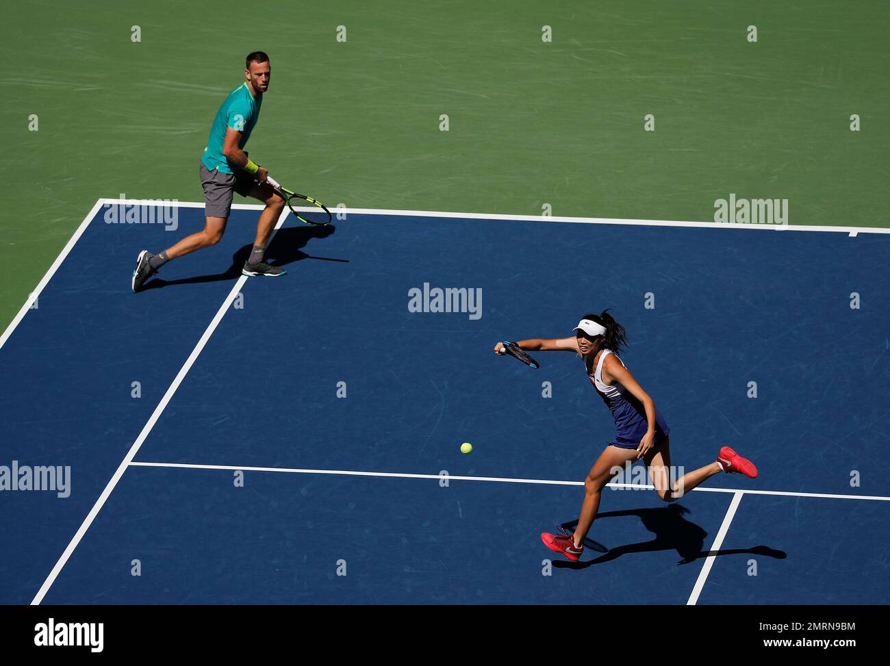 Chan Hao-Ching, of Taiwan, right, and Michael Venus, of New Zealand, return a shot to Martina Hingis, of Switzerland, and Jamie Murray, of Great Britain, during the mixed doubles final of the U.S. Open tennis tournament, Saturday, Sept. 9, 2017, in New York. (AP Photo/Julie Jacobson) Stockfoto