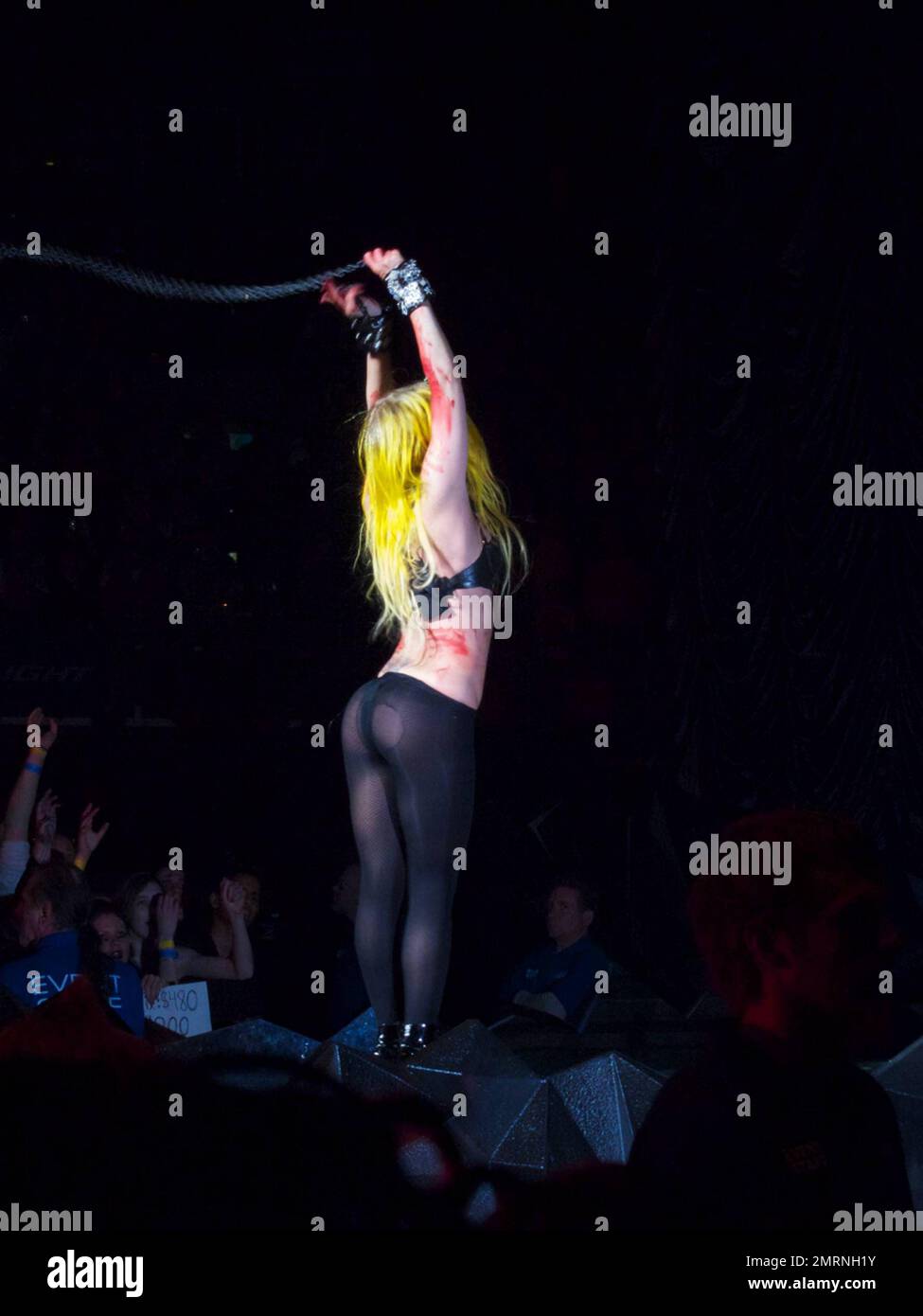 Lady Gaga tritt mit ihren Ersatztänzern auf und zeigt während ihres ausverkauften Konzerts im TD Garden einige dramatische Bühnendarbietungen. Mit vielen Kostümwechseln, darunter ihr funkenmaschineller Bikini, ein schwarzer BH und schwarze Nylonstrümpfe, ein Latex-Bauchteil und ein Maxi-Rock, der ihr aufwendiges Rücken-Tattoo zeigte, Und Accessoires wie eine Peitsche und rote Farbe, um Blut zu simulieren, begeisterte die augenbrauen aufziehende Gaga die gepackte Menge, die man sehen konnte, wie sie auf den Tribünen stand und ihre Hände klatschten. Irgendwann schlüpfte Gaga auch auf der Bühne herum, in die Arme eines Riesen gewickelt Stockfoto