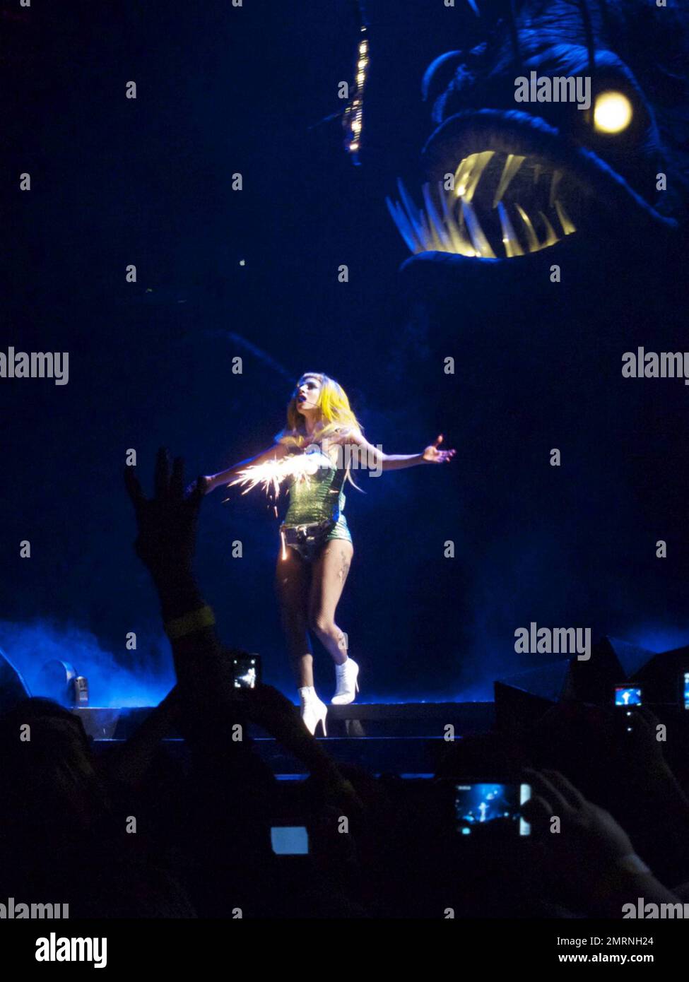 Lady Gaga tritt mit ihren Ersatztänzern auf und zeigt während ihres ausverkauften Konzerts im TD Garden einige dramatische Bühnendarbietungen. Mit vielen Kostümwechseln, darunter ihr funkenmaschineller Bikini, ein schwarzer BH und schwarze Nylonstrümpfe, ein Latex-Bauchteil und ein Maxi-Rock, der ihr aufwendiges Rücken-Tattoo zeigte, Und Accessoires wie eine Peitsche und rote Farbe, um Blut zu simulieren, begeisterte die augenbrauen aufziehende Gaga die gepackte Menge, die man sehen konnte, wie sie auf den Tribünen stand und ihre Hände klatschten. Irgendwann schlüpfte Gaga auch auf der Bühne herum, in die Arme eines Riesen gewickelt Stockfoto