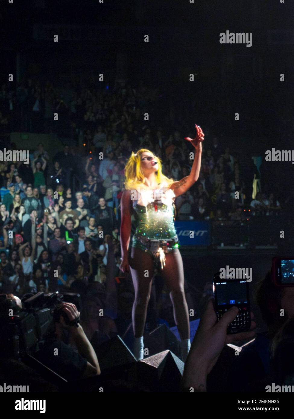 Lady Gaga tritt mit ihren Ersatztänzern auf und zeigt während ihres ausverkauften Konzerts im TD Garden einige dramatische Bühnendarbietungen. Mit vielen Kostümwechseln, darunter ihr funkenmaschineller Bikini, ein schwarzer BH und schwarze Nylonstrümpfe, ein Latex-Bauchteil und ein Maxi-Rock, der ihr aufwendiges Rücken-Tattoo zeigte, Und Accessoires wie eine Peitsche und rote Farbe, um Blut zu simulieren, begeisterte die augenbrauen aufziehende Gaga die gepackte Menge, die man sehen konnte, wie sie auf den Tribünen stand und ihre Hände klatschten. Irgendwann schlüpfte Gaga auch auf der Bühne herum, in die Arme eines Riesen gewickelt Stockfoto