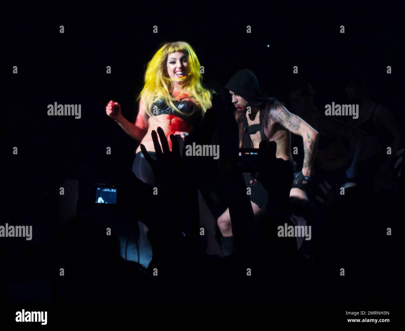 Lady Gaga tritt mit ihren Ersatztänzern auf und zeigt während ihres ausverkauften Konzerts im TD Garden einige dramatische Bühnendarbietungen. Mit vielen Kostümwechseln, darunter ihr funkenmaschineller Bikini, ein schwarzer BH und schwarze Nylonstrümpfe, ein Latex-Bauchteil und ein Maxi-Rock, der ihr aufwendiges Rücken-Tattoo zeigte, Und Accessoires wie eine Peitsche und rote Farbe, um Blut zu simulieren, begeisterte die augenbrauen aufziehende Gaga die gepackte Menge, die man sehen konnte, wie sie auf den Tribünen stand und ihre Hände klatschten. Irgendwann schlüpfte Gaga auch auf der Bühne herum, in die Arme eines Riesen gewickelt Stockfoto
