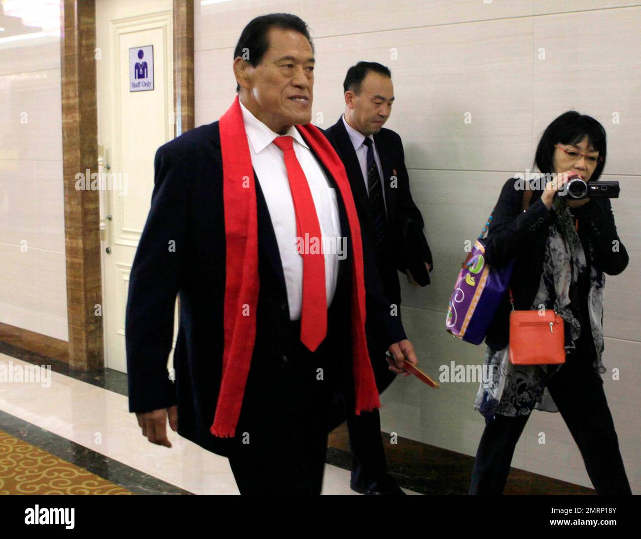 Japanese wrestler-turned-parliamentarian Kanji “Antonio” Inoki, center, arrives at Pyongyang Airport, in Pyongyang, Thursday, Sept. 7, 2017. Inoki arrived in North Korea amid the tensions over Pyongyang's latest and the most powerful nuclear test explosion Sunday. (AP Photo/Jon Chol Jin) Stockfoto
