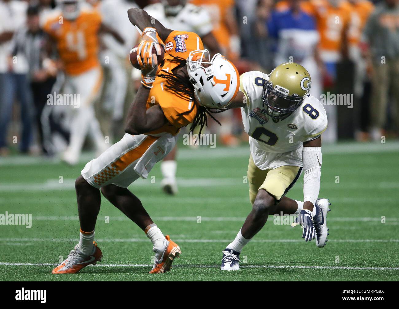 Tennessee wide receiver Marquez Callaway (1) makes a catch as Georgia Tech defensive back Step Durham (8) defends in the second half of an NCAA college football game Monday, Sept. 4, 2017, in Atlanta. Tennessee won 42-41 in two overtime periods. (AP Photo/John Bazemore) Stockfoto