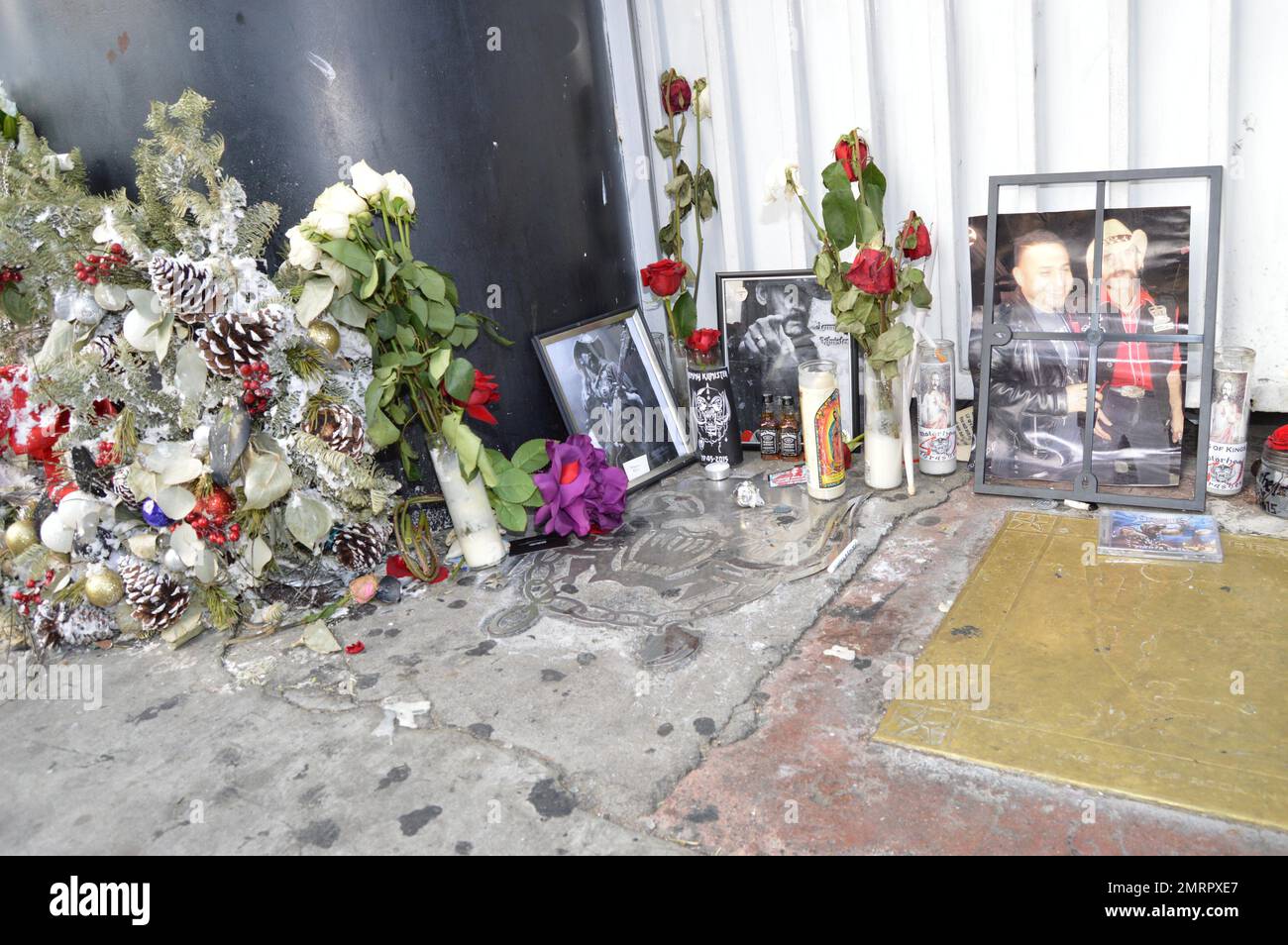 Allgemeiner Blick auf die Ehrungen, die außerhalb der Rainbow Bar & Grill auf dem Sunset Strip zu Ehren von Lemmy von der Rockband Motorhead in West Hollywood, CA, verbleiben. Ebenfalls abgebildet ist ein rührender Schauspieler, den Dave Grohl für seinen Freund pflügte. Stockfoto
