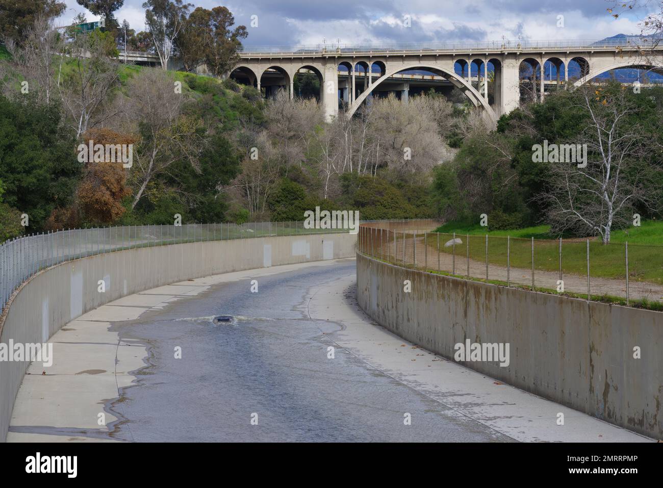 Der Arroyo Seco Kanal und die Colorado Street Bridge in Pasadena sind nach mehreren Winterregen in Kalifornien zu sehen. Stockfoto