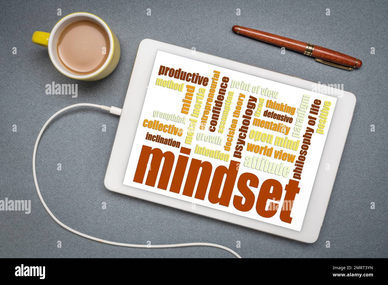 Mindset Word Cloud auf einem digitalen Tablet, Einstellung und persönliches Entwicklungskonzept Stockfoto