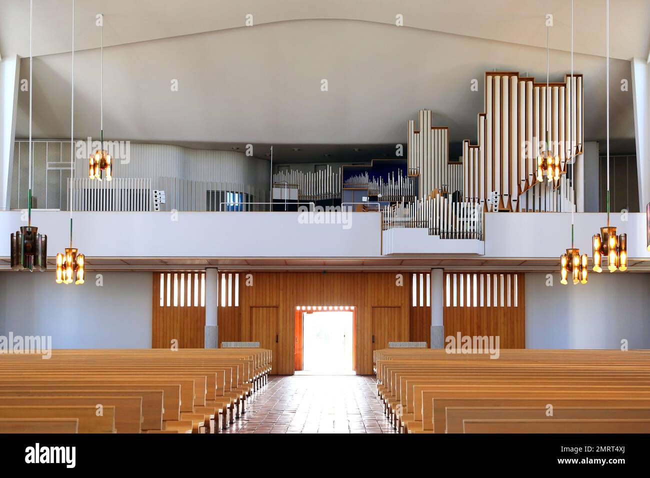 Alvar Aalto entwarf auch das Innere der Kirche Lakeuden Risti. Innenausstattung mit offenem Organboden. Seinajoki, Finnland. Stockfoto