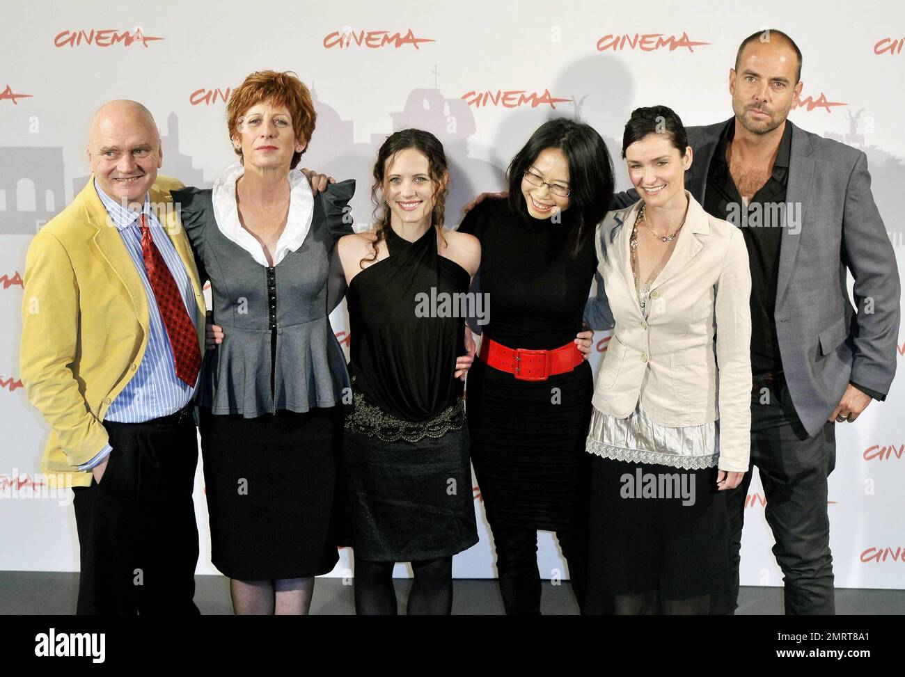 James Hagan, Nicola Bartlett, Melanie Munt, Yu-Hsiu Camille Chen, Nina Deasley und Jason Thomas nehmen während des 5. stattfindenden Internationalen Filmfestivals von Rom an der Fotokonferenz „Little Sparrows“ im Auditorium Parco della Musica Teil. Rom, ITA. 11/02/10. Stockfoto
