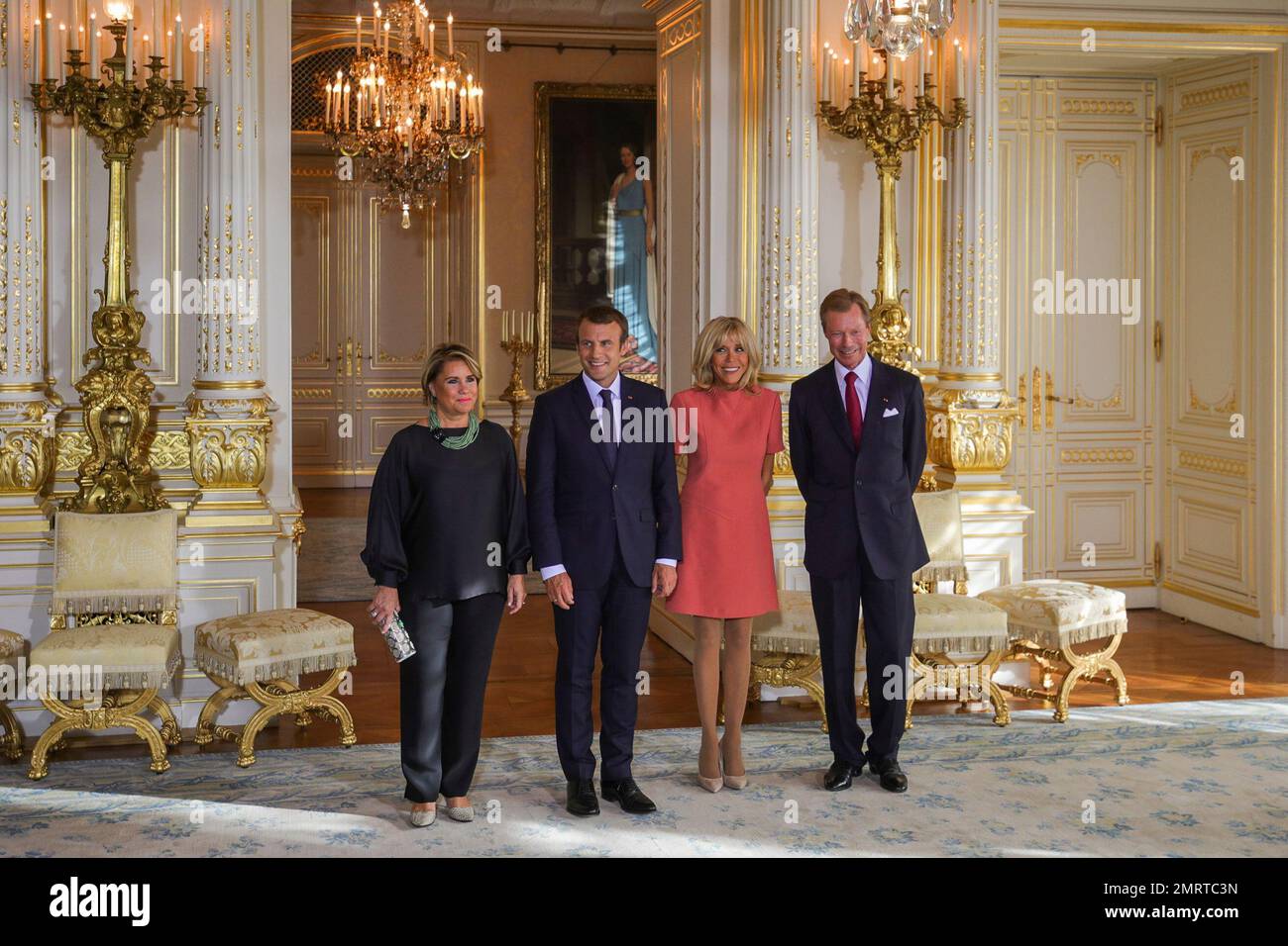 From left, Grand Duchess of Luxembourg Maria-Theresa, President of France Emmanuel Macron, his wife Brigitte and Grand Duke Henri of Luxembourg pose for the media at the Royal Palace in Luxembourg on Tuesday, Aug. 29, 2017. Macron is on a one day visit to Luxembourg to meet with Belgian Prime Minister Charles Michel and Luxembourg's Prime Minister Xavier Bettel. (AP Photo/Olivier Matthys) Stockfoto