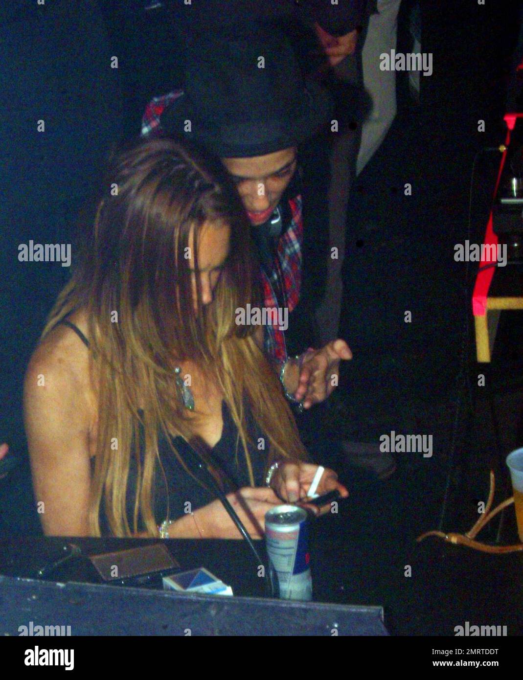 Exklusiv!! Lindsay Lohan ist Gastgeber des Passion Nightclub Redux mit Galpal Samantha Ronson im Seminole Hard Rock Hotel and Casino. Lohan verbrachte den ganzen Abend damit, SMS von ihrem Handy zu schreiben, rauchte und trank. Lohan, die Berichten zufolge zum Judentum konvertiert ist, um Ronson und ihrer jüdischen Familie näher zu sein, trug ihr rotes Armband zusammen mit anderem Schmuck und einem schwarzen Kleid. Fort Lauderdale, Florida 3/7/09 Stockfoto