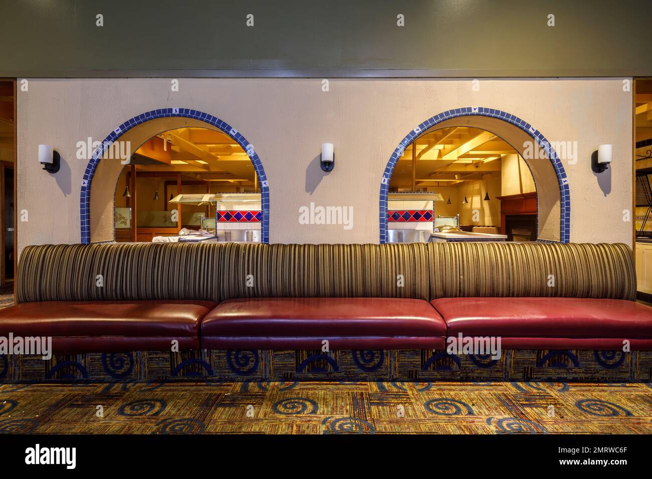 Ein Restaurant- und Sitzbereich im jetzt abgerissenen Holiday Inn Yorkdale Hotel in Toronto, Ontario, Kanada. Das Gebäude ist abgerissen. Stockfoto