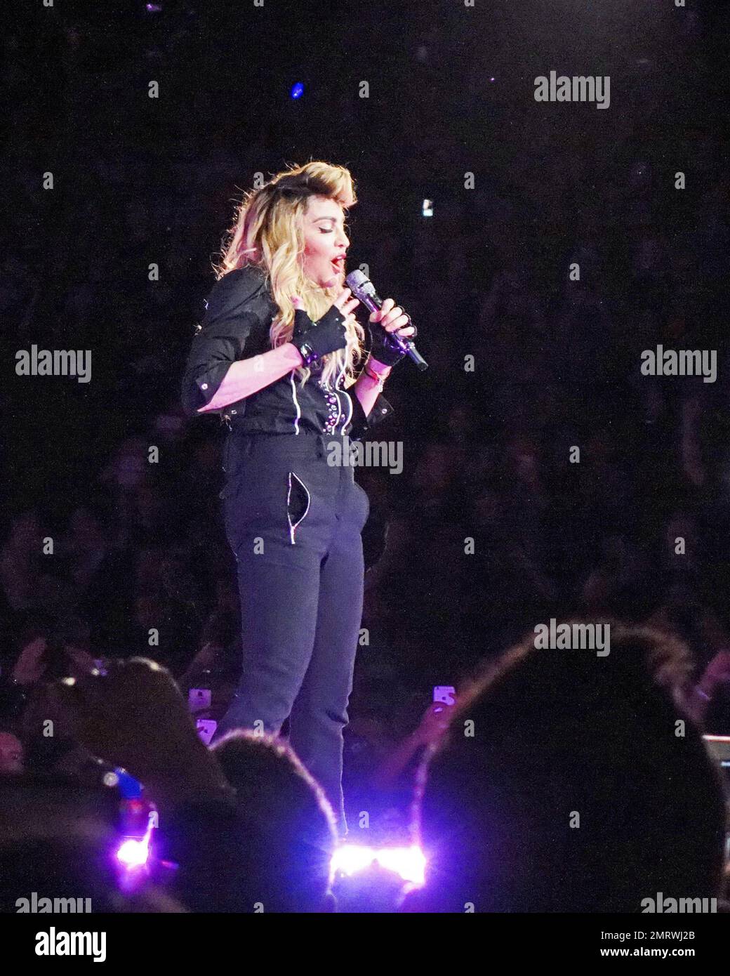 Madonna tritt live während ihrer Rebel Heart Tour in der American Airlines Arena in Miami, Florida auf. Madonna, die 5 Kostümwechsel machte, sang zum ersten Mal „Don't Cry for me Argentina“ auf dieser Tour. Sie sagte, das sei ihre 60.-Uhr-Show. Die Sängerin brachte auch ihre Tochter Mercy auf die Bühne und tanzte mit ihr, während die Menge Alles Gute zum Geburtstag. sang Es war Mercys 10. Geburtstag. DJ Khalid kam später zu Madonna auf die Bühne und gab ihr Diamanten und Bargeld. 23. Januar 2016. Stockfoto