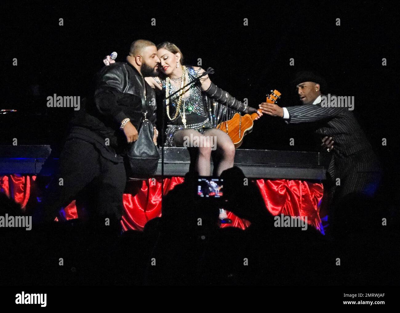 Madonna tritt live während ihrer Rebel Heart Tour in der American Airlines Arena in Miami, Florida auf. Madonna, die 5 Kostümwechsel machte, sang zum ersten Mal „Don't Cry for me Argentina“ auf dieser Tour. Sie sagte, das sei ihre 60.-Uhr-Show. Die Sängerin brachte auch ihre Tochter Mercy auf die Bühne und tanzte mit ihr, während die Menge Alles Gute zum Geburtstag. sang Es war Mercys 10. Geburtstag. DJ Khalid kam später zu Madonna auf die Bühne und gab ihr Diamanten und Bargeld. 23. Januar 2016. Stockfoto