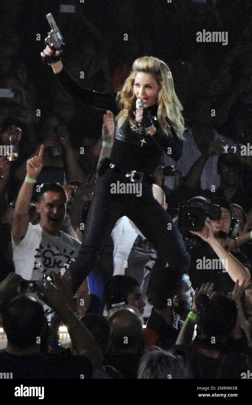 Madonna tritt während ihrer MDNA Tour im Staples Center live in einem Konzert auf. Während der Show Madonna spielte eine Reihe klassischer Lieder mit neueren Hits aus ihrem „MDNA“-Album und ihre Kostüme reichten von einem gefesselten Gefangenen, der von maskierten Milizen und einer Trommelmajorette begleitet wurde, bis hin zu einem klassischen, eleganten Look mit Hosen und Krawatte und einem maßgeschneiderten Korsett komplett mit dem ikonischen Kegel BH. An einem Punkt während der Show, entblößte Madonna ihren mit Fischnetz verkleideten Hintern vor Publikum. Damit war Madonnas erste von zwei LA-Darbietungen, die Tour, die bisher kontrovers war, mit berichteten offenbaren B. Stockfoto