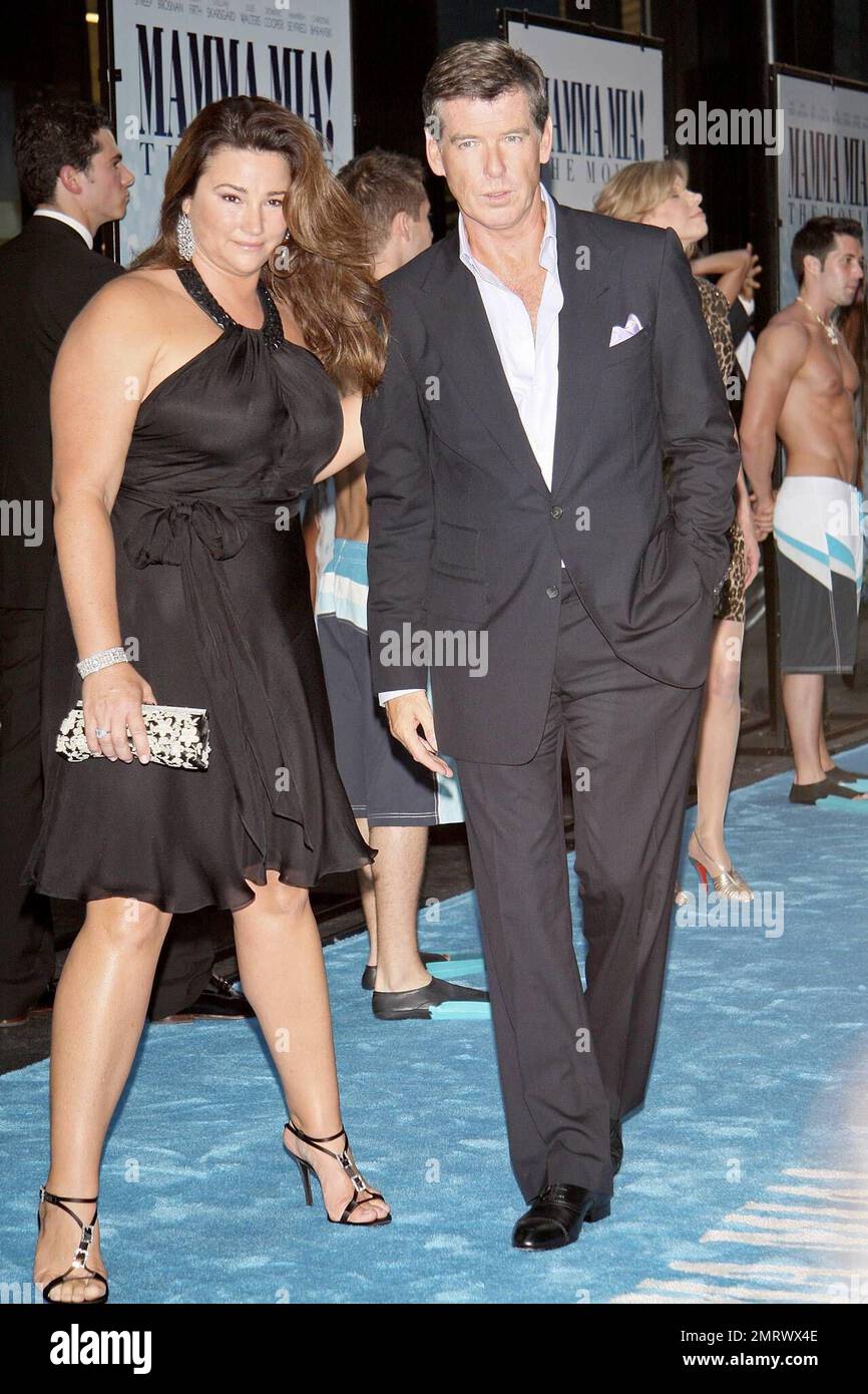Schauspieler Pierce Brosnan (R) und Ehefrau Keely Shaye-Smith bei der Premiere von „Mamma Mia!“ Im Ziegfield Theater in New York, NY. 7/16/08. Stockfoto