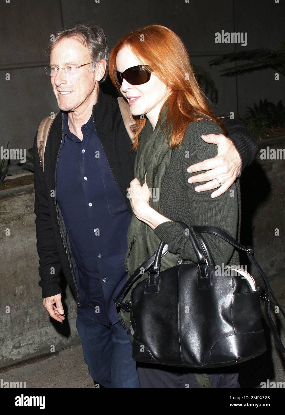 „Desperate Houswives“-Star Marcia Cross und Ehemann Tom Mahoney sehen sehr glücklich aus, als sie nach einem Flug am LAX ankommen. Tom hielt seinen Arm um Marcia, als die beiden aus dem Terminal kamen. Los Angeles, Kalifornien. 21. Mai 2012 Stockfoto