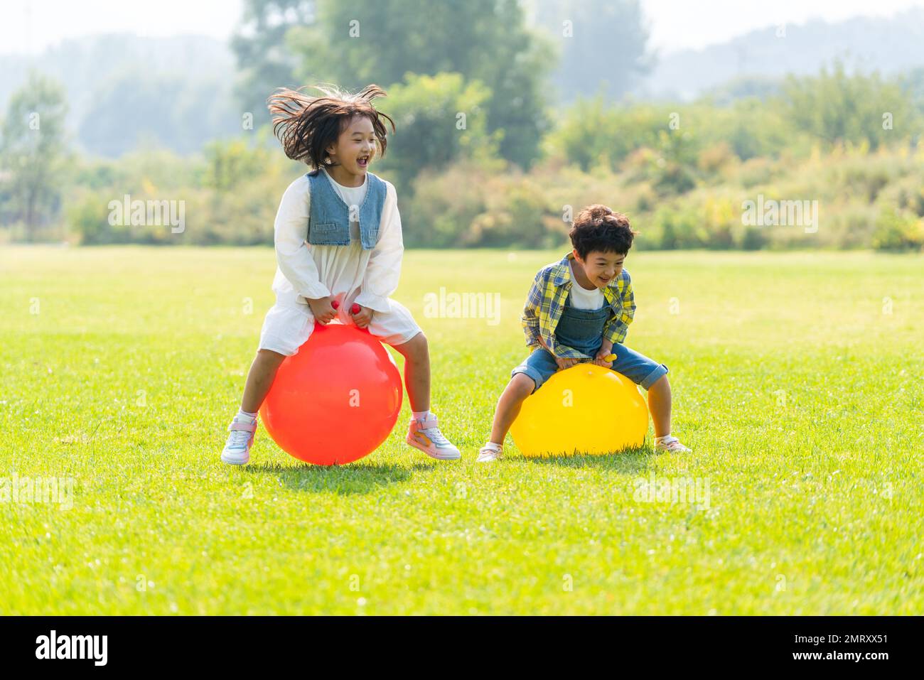 Die beiden Kinder, die auf dem Rasen spielen Stockfoto