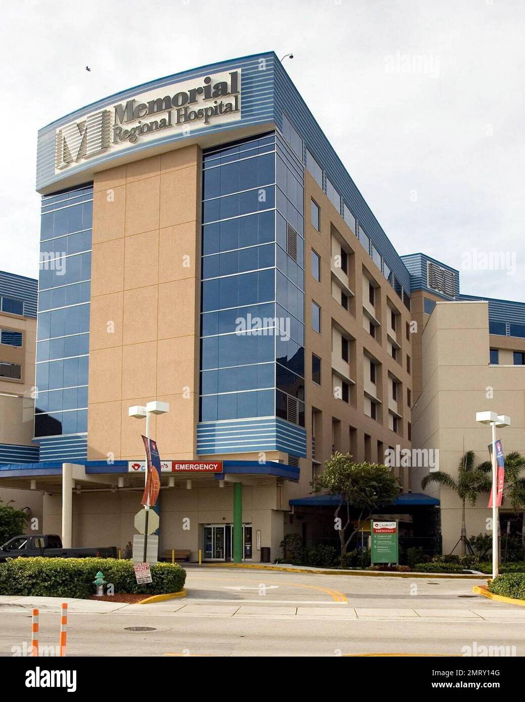 Matt Damons Frau, Luciana, hat Berichten zufolge ihr zweites Kind, eine Tochter namens Gia Zavala, im Memorial Regional Hospital geboren, in dem gleichen Krankenhaus, in dem die erste Tochter Isabella geboren wurde, in Hollywood, FL. Luciana wurde am Dienstag ins Krankenhaus eingeliefert und hat heute entbunden. Matt und Luciana lernten sich kennen, während Damon den Film „Stehenbleiben bei dir“ aus dem Jahr 2003 in Südflorida drehte und eine zweijährige Tochter, Isabella, hatte. Luciana, 32, hat auch eine zehnjährige Tochter, Alexia. Hollywood, Florida. Stockfoto