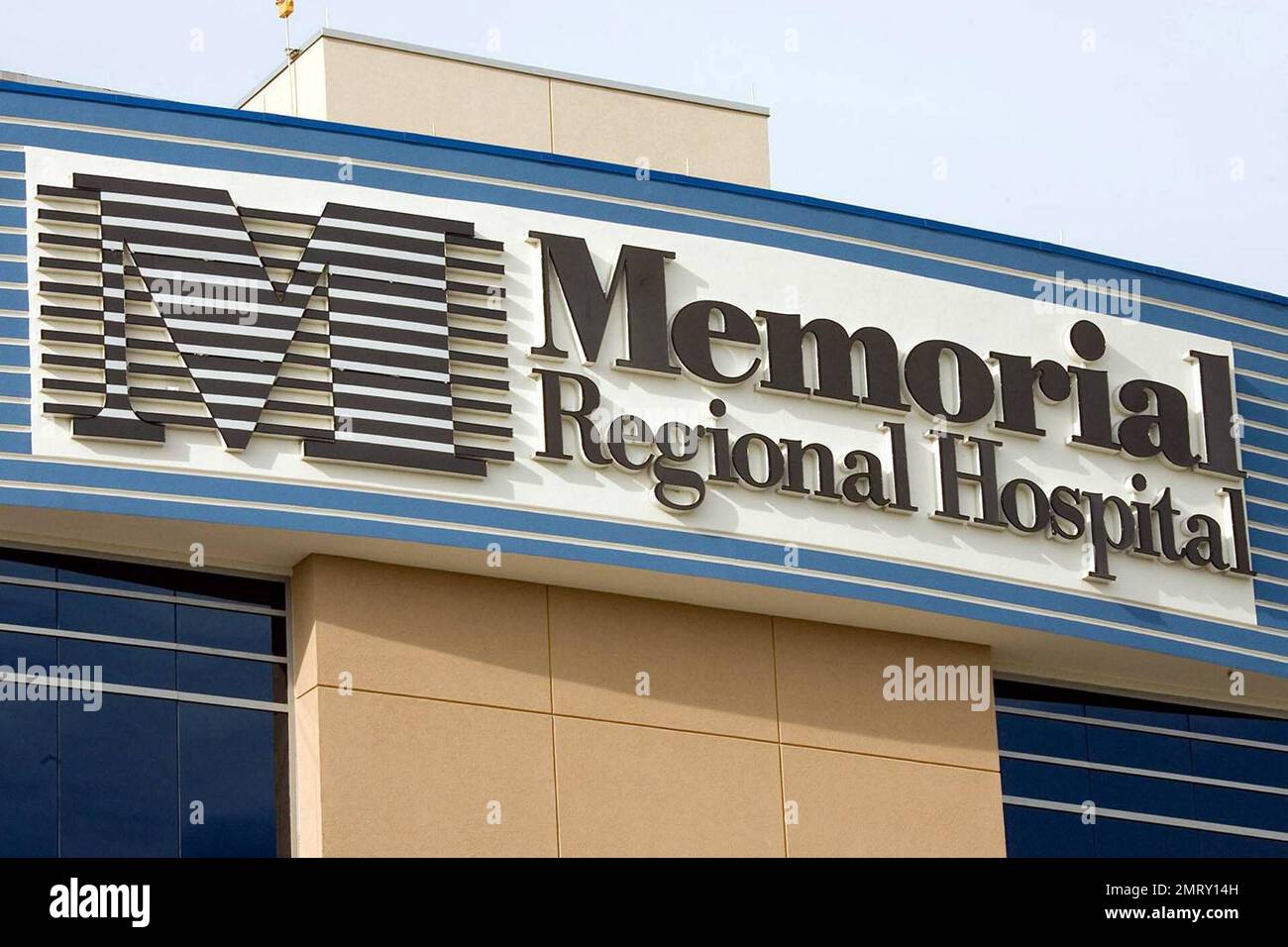 Matt Damons Frau, Luciana, hat Berichten zufolge ihr zweites Kind, eine Tochter namens Gia Zavala, im Memorial Regional Hospital geboren, in dem gleichen Krankenhaus, in dem die erste Tochter Isabella geboren wurde, in Hollywood, FL. Luciana wurde am Dienstag ins Krankenhaus eingeliefert und hat heute entbunden. Matt und Luciana lernten sich kennen, während Damon den Film „Stehenbleiben bei dir“ aus dem Jahr 2003 in Südflorida drehte und eine zweijährige Tochter, Isabella, hatte. Luciana, 32, hat auch eine zehnjährige Tochter, Alexia. Hollywood, Florida. Stockfoto